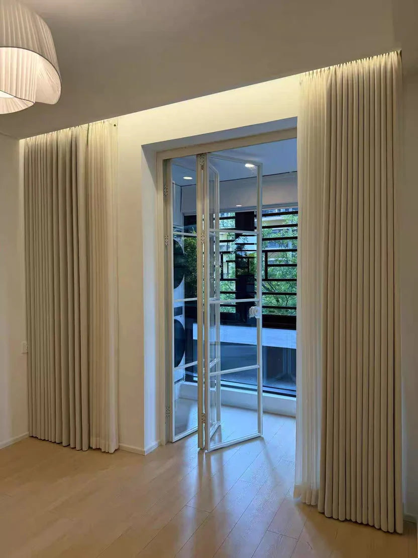 【白框極窄趟門折疊門｜香港單位必備！通透採光+靈活間隔】