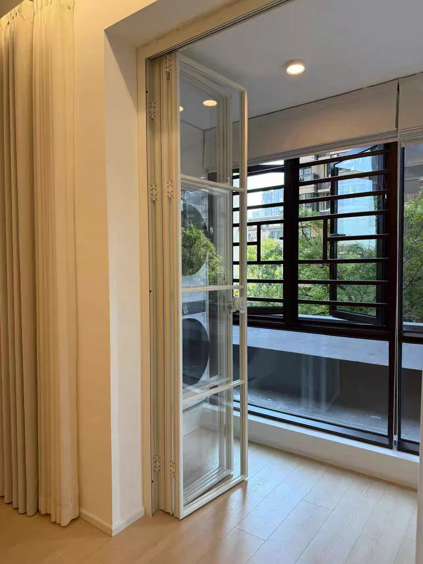 【白框極窄趟門折疊門｜香港單位必備！通透採光+靈活間隔】