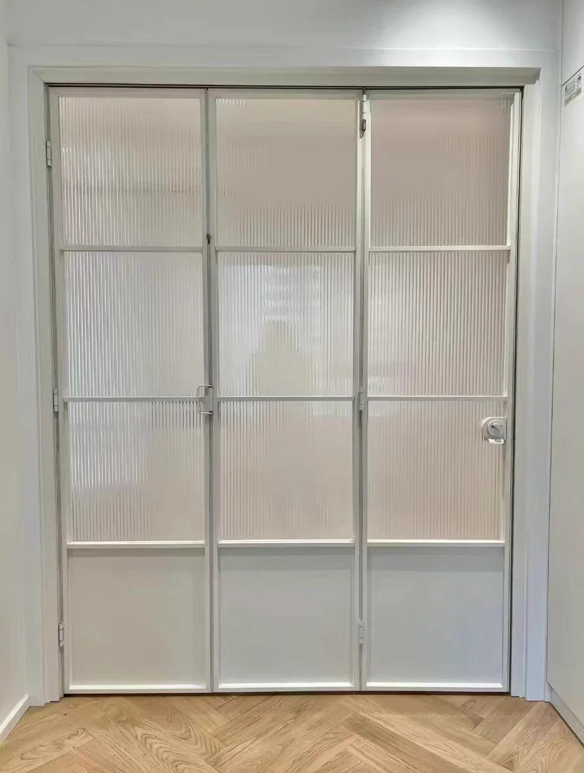 【白框極窄趟門折疊門｜香港單位必備！通透採光+靈活間隔】